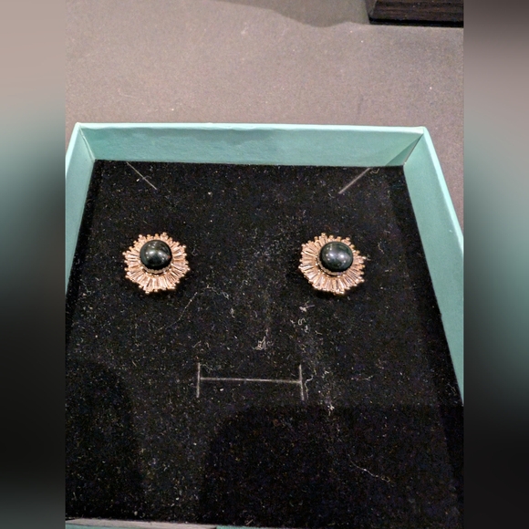 Simple Pearl Earstuds - Picture 11 of 11